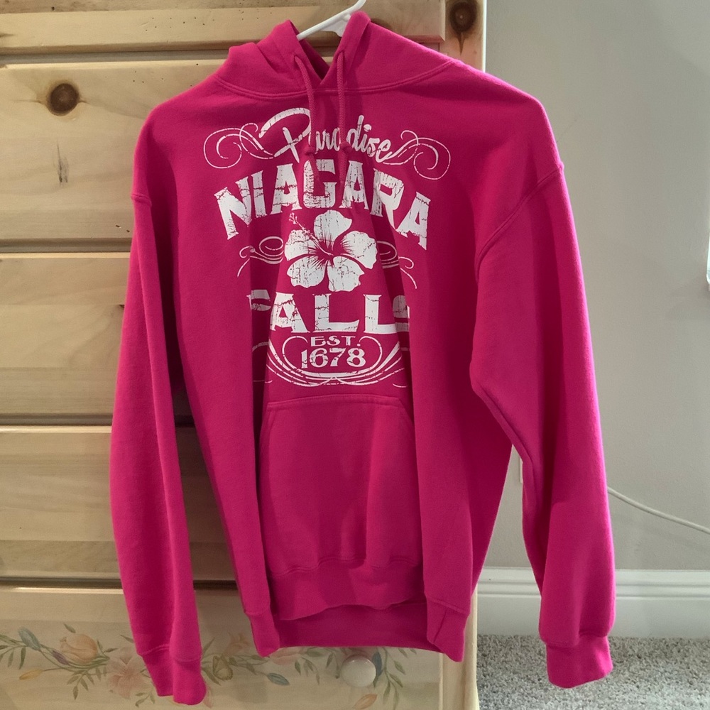 Women’s Small Pink Niagara Falls Hoodie with Pockets. Is a small but runs larger